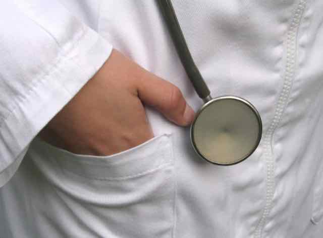 medico com a mão no bolso do jaleco