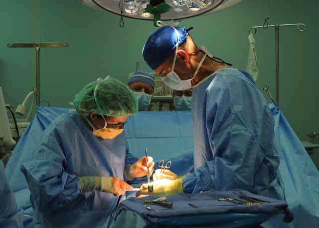 médicos fazendo cirurgia