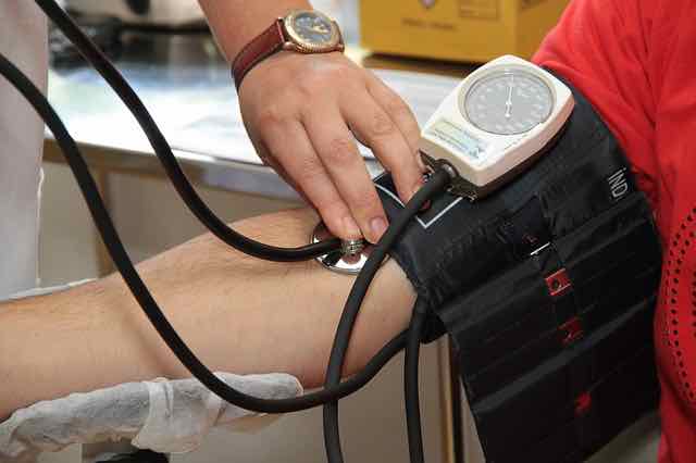 médico aferindo pressão
