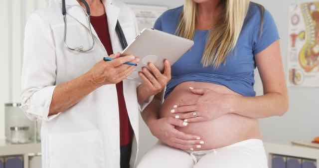 paciente grávida em consulta com médico
