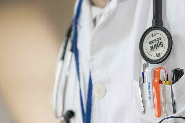 estetoscópio pendurado no pescoço de um médico