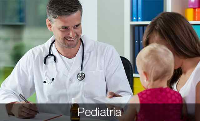 pediatra interagindo com seu paciente bebe