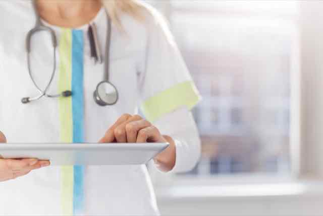 médica olhando os resultados de um exame no tablet