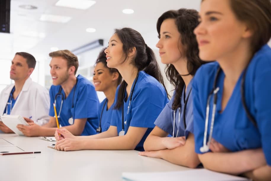 Estudos apontam disparidade salarial entre homens e mulheres na Medicina