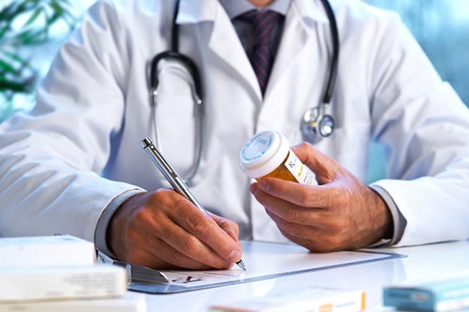 médico prescrevendo um anticoagulante