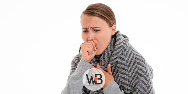 mulher com sintomas de resfriado, como tosse