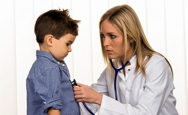 médica examinando criança com laringite