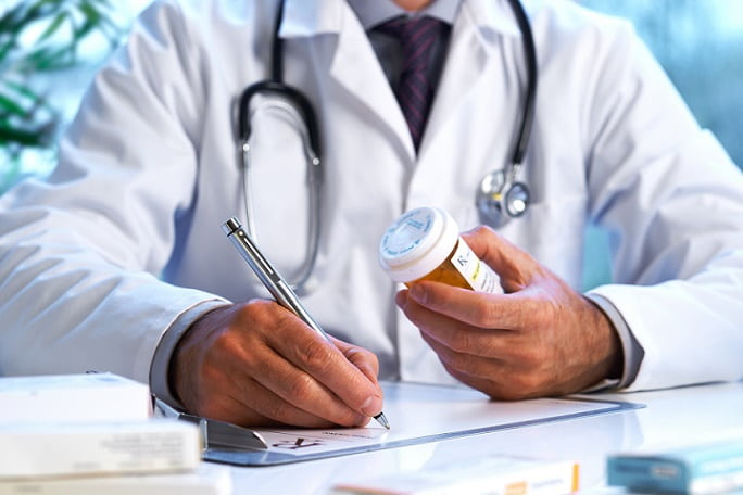 médico montando prescrição de remédio
