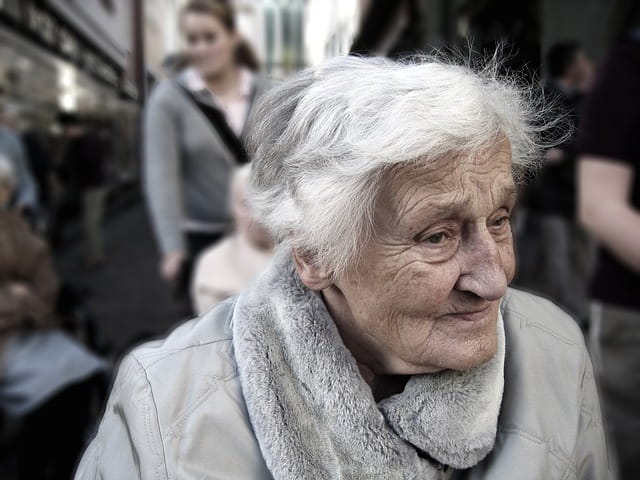 senhora com Alzheimer andando na rua