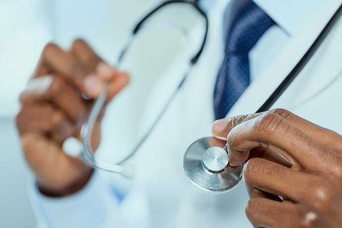 estetoscópio em foco de um médico tratando histoplasmose