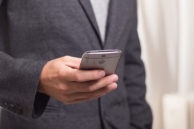 homem usando celular para controle de glicemia