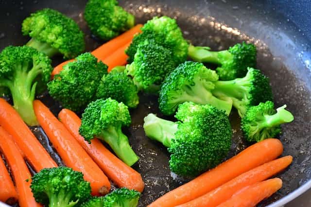 panela com brócolis e cenouras para dieta vegana