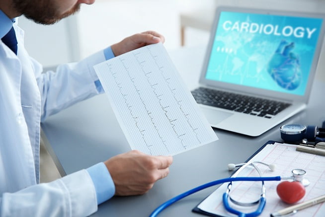 médico avaliando reabilitação cardíaca de paciente