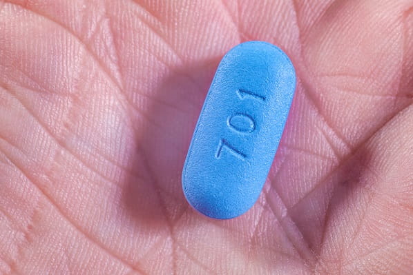mão segurando medicamento para prep hiv