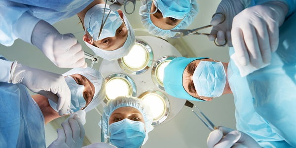 cirurgiões se preparando para cirurgia cardíaca