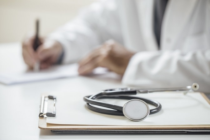 médico avaliando estudo sobre hidrogel para quimioterapia