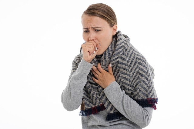 mulher com quadro de tosse crônica