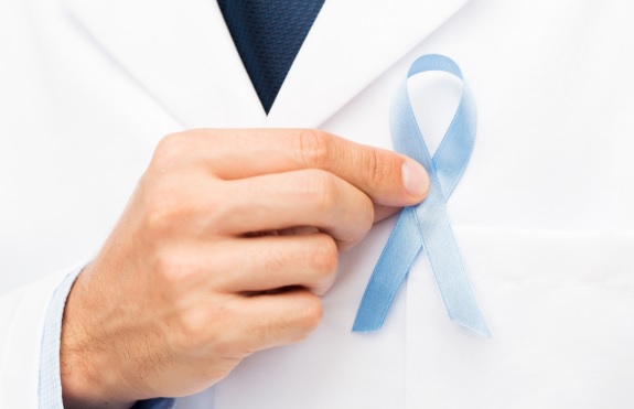 médico segurando laço do novembro azul