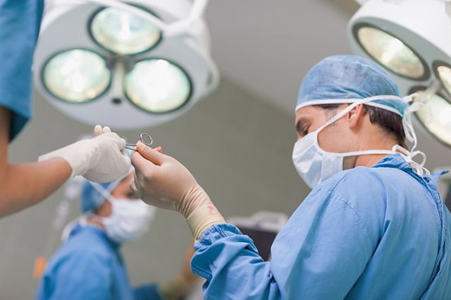 médicos cirurgiões fazendo lipoaspiração