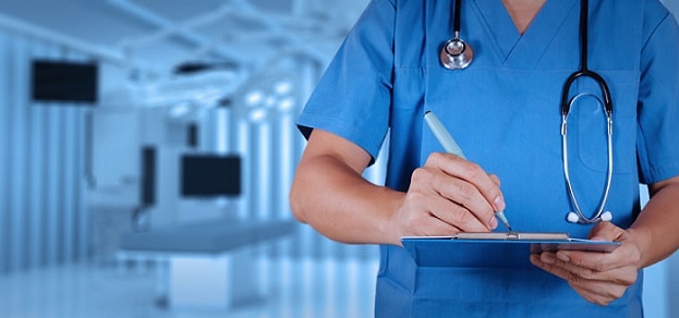 médico estudando sobre queimaduras em crianças