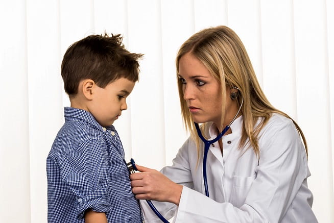 médica auscultando paciente criança com asma, que usa berotec