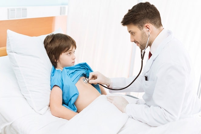 médico auscultando criança internada devido intoxicações