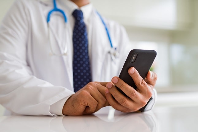 médico usando celular om imagens de pacientes