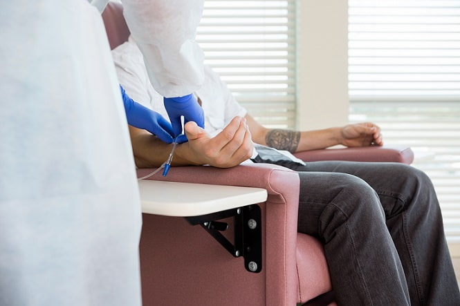 paciente realizando quimioterapia com trastuzumabe