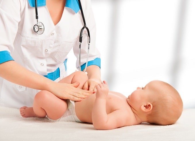 médica examinando bebê que teve exposição perinatal a ftalatos