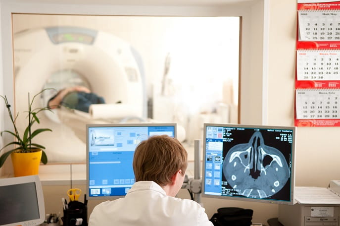 médico realizando tomografia computadorizada PET/CT em paciente