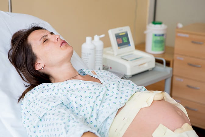 mulher grávida em momento de parto vaginal