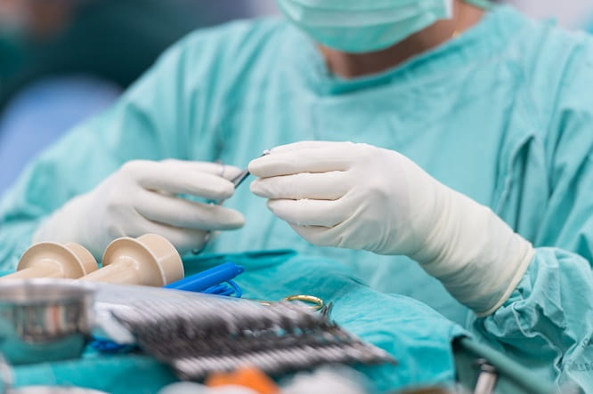 cirurgião segurando bisturi para cirurgia de paciente com marca-passo
