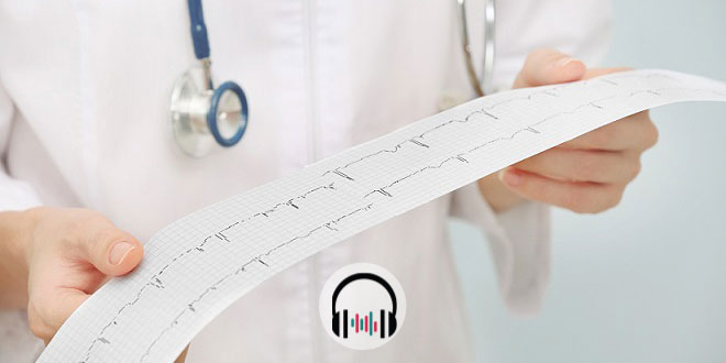 médico olhando eletrocardiograma de paciente com obesidade