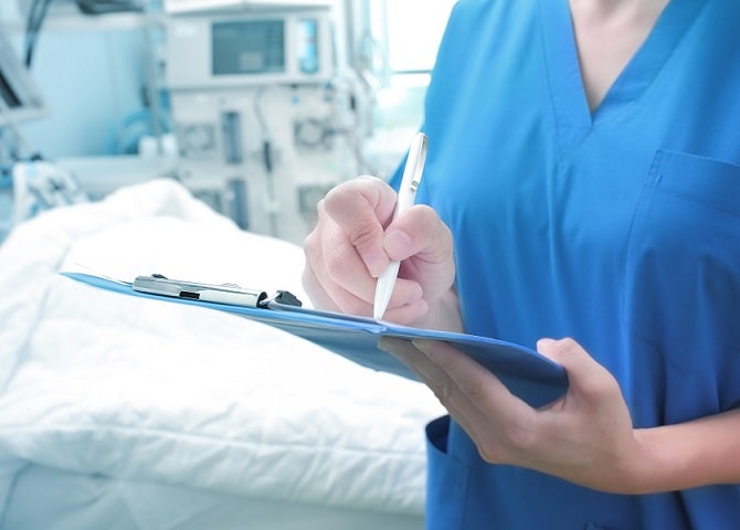 médico intensivista atuando contra covid-19