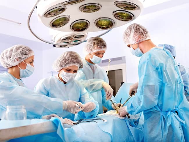 Equipe de cirurgia realiznaod uma Colecistectomia em paciente com pancreatite biliar