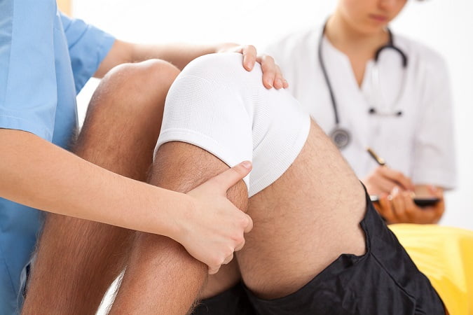 Equipe médica avalia paciente com condrocalcinose para verificar se a progressão da osteoartrite de joelho é alterada.