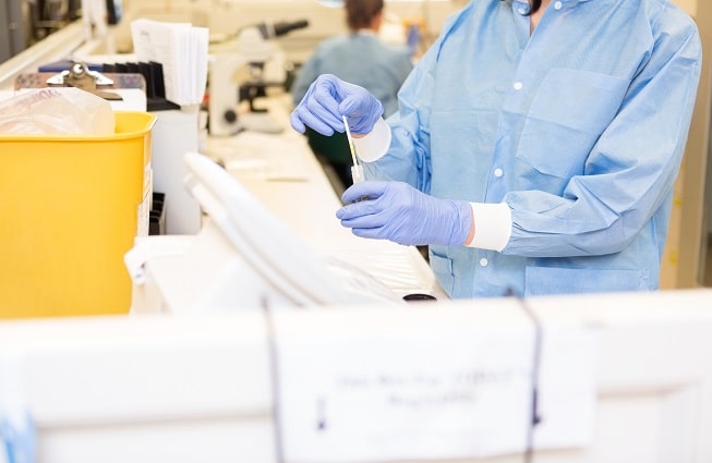 Cientista trabalha nos testes de medicamentos existentes que podem ser utilizados no combate ao novo coronavírus.