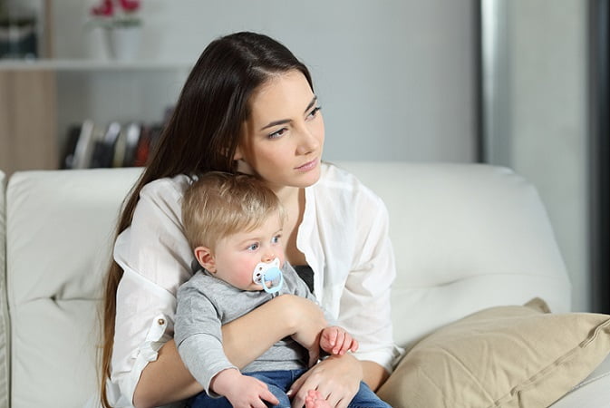 Mãe e filho prestam atenção às recomendações sobre aleitamento materno durante a pandemia de Covid-19.
