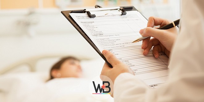 prancheta de médico atendendo paciente com coagulopatia na covid-19