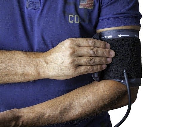Médico cuidando da própria saúde durante a pandemia de Covid-19.