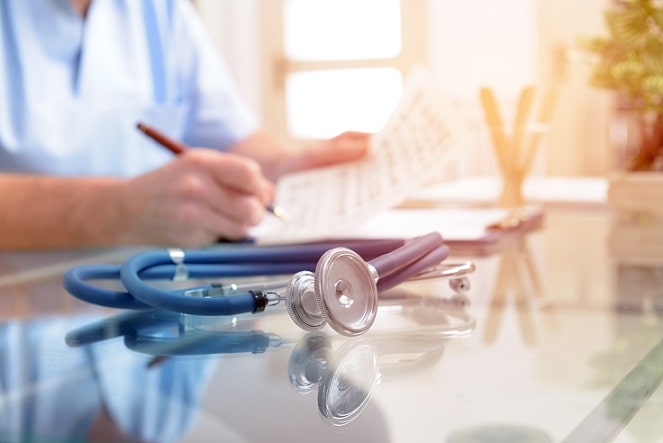 médica prescrevendo ômega 3 para periodontite em diabéticos