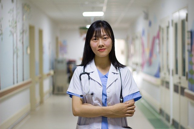 Médica parte do grupo de residentes participantes do projeto aguarda a inclusão dos seus dados atualizados antes do término do prazo.