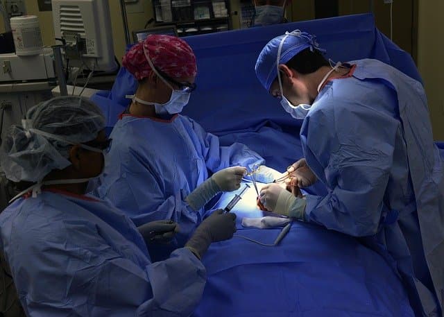 Equipe de cirurgia realiza uma colecistectomia em paciente com colecistite.