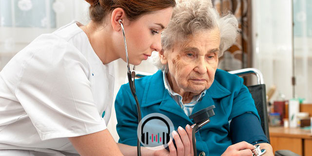 médica aferindo pressão de paciente idosa com hipertensão arterial e problemas do sono