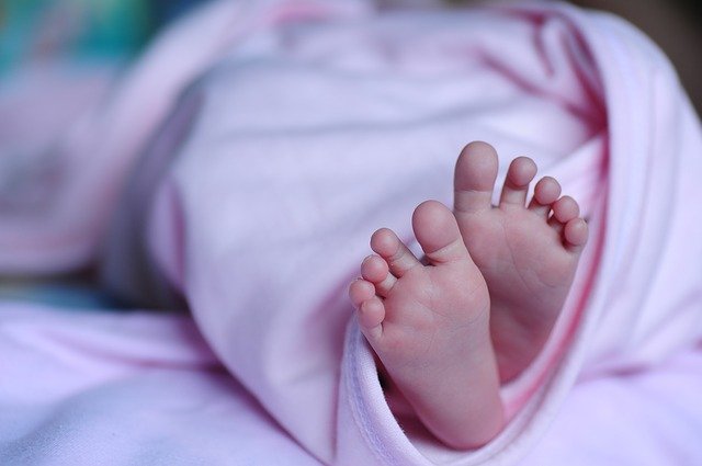 Bebê participante do estudo que comparava levetiracetam versus fenobarbital no tratamento de convulsões neonatais
