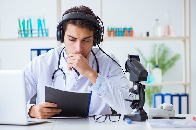 médico avaliando exame de paciente em telemedicina