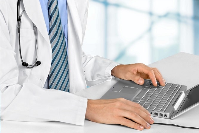 médico usando computador para emitir certificado digital icp-brasil para telemedicina