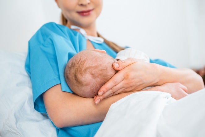 mãe em hospital amamentando recém-nascido em semana de aleitamento materno