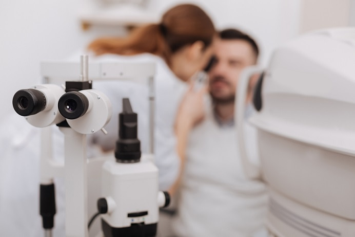oftalmologista avaliando paciente com neurite óptica