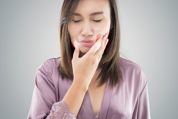 Mulher com mucosite oral devido tratamento oncológico